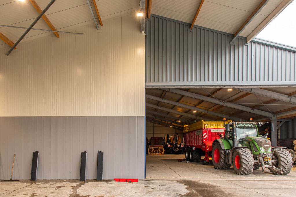 Bedrijfshal van West Beemster Dekker met een tractor erin