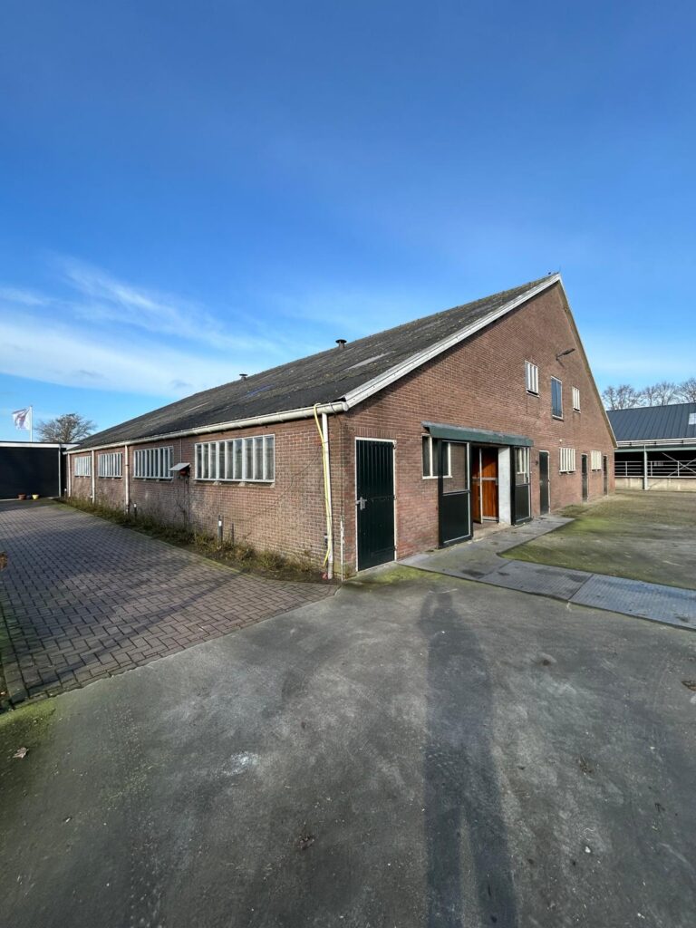 Zijkant van de stal van HBC Boijl